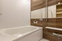 新大阪グランドハイツ二号棟 暖房換気乾燥機付きのシックな色合いの浴室