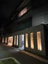 京都市北区小山南上総町６６番地 夜のエントランス前の外観写真です