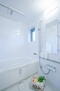 プラネ吹田山手町アーバンビュー 浴室換気乾燥機付きの浴室。明るい窓付き浴室となります。