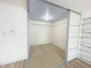 阪神住建グランディール阿倍野 和室約4.5帖和室の引き戸を開放し、リビングダイニングと合わせて広々お使いいただくことも可能です。