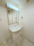 阪神住建グランディール阿倍野 3面鏡の洗面化粧台が設置されております。シャワー付きで、朝の身支度もスムーズに行えます。
