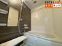 ライオンズマンション川西萩原 広々とした清潔感のある浴室。足を伸ばしてのんびりと半身浴も楽しめます。