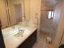 ジ・アーバネックス上町台十二軒町 【洗面所】<BR>ワイドサイズの洗面台。三面鏡裏にも収納でき、洗面台の上をスッキリと清潔に保つことができます。