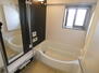 ジ・アーバネックス上町台十二軒町 【浴室】<BR>ゆったりサイズの浴槽。窓付きの浴室は自然換気ができ明るく開放的です。
