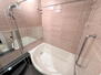 ウェリス上本町ローレルタワー 【浴室】<BR>清潔感のある明るい浴室。浴室乾燥機が搭載されています。洗濯物を乾かす際に便利なハンガーパイプが備わっています。
