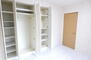サーパス浜ノ町ツインタワー ６帖スペースの主寝室には壁一面の家具式クローゼット。