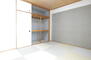 サーパス浜ノ町ツインタワー 琉球調の縁なし畳の和室。押入は１間半の大容量！