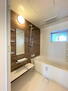 アルファステイツ高知駅前ＩＩ バスルームは浴室換気暖房乾燥機付き。小窓もあり通気性も良好です。