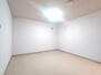 グランディア土居田 【リフォーム済】地下室は床、壁のクリーニングを行いました。約9.1帖と広めなので、趣味のためのお部屋として活躍しそうですね。