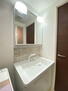 セントラルメゾン本浦 3面鏡シャワー水栓のついた洗面台です。