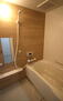 みゆきパークマンションＡ棟 壁面がブラウン、落ち着きのある暖かい雰囲気の浴室。毎日頑張っている身体をリラックスしてくれる快適な空間です。令和6年3月：浴室新規交換。室内（2024年3月）撮影