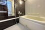 牛田グランドハイツ 浴室は質が感じられるカラーリングで、清潔感とオシャレの二つを実現しています！