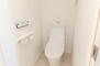 ヴェルディ・ソラーレ東川口 白を基調とした明るいトイレです。白い内装で清潔感があり、シンプルなデザインとなっています。操作パネルは傾斜があり、押しやすいですよ。温水洗浄便座付のトイレなので、寒い冬でも安心してお座り頂けますよ。