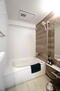 【上質リノベ】藤和廿日市ハイタウン 【バスルーム】 TOTO社製RWシリーズは 「ゆるリラ浴槽」「カラリ床」で独自の技術によりバスタイムを よりよく演出してくれます！ 更に、浴室暖房乾燥機が標準設備！ お手入れが楽なシステムバスです。