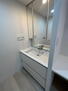 アルファステイツ春日Ⅲ 室内<BR>家事動線を考えられた洗面室<BR>3面鏡で背面収納も充実の洗面化粧台です。