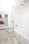 愛宕山ハイリビング 清潔感のある白を基調とした浴室。<BR>棚が付いており、いつも整った空間に。