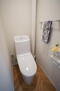 愛宕山ハイリビング 白を基調としたトイレ。<BR>清潔感がありますね。