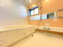 アソシアテラス博多南 窓付の明るい浴室。入浴後の浴室内の乾燥やカビ対策にも。※家具・その他調度品は売買価格に含みません。