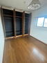 サーパス新川 東側洋室6.4帖内収納力の高い壁一面のクローゼット収納！