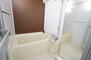 スワンマンション東箱崎 大きな鏡が印象的な浴室＾＾水回り新品なので気持ちよく使えます◎<BR>デザイン性に優れた浴槽でゆったりとしたバスタイムを演出。