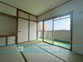 箱崎エクセル南２２ 6畳の和室。戸を開け放つことでリビングとの一体空間がうまれ、広い続き間となります。