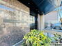 エイリックスタイル箱崎駅南フォリア 植栽が映える美しいアプローチ。石調タイル敷きの品格漂うデザインが、安らぎの私邸空間へ優しくエスコート☆ワンランク上のマンションで住み心地もバッチリです♪