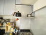 エメラルドマンション古国府 調理器具の収納に便利な吊戸棚があるキッチンです。