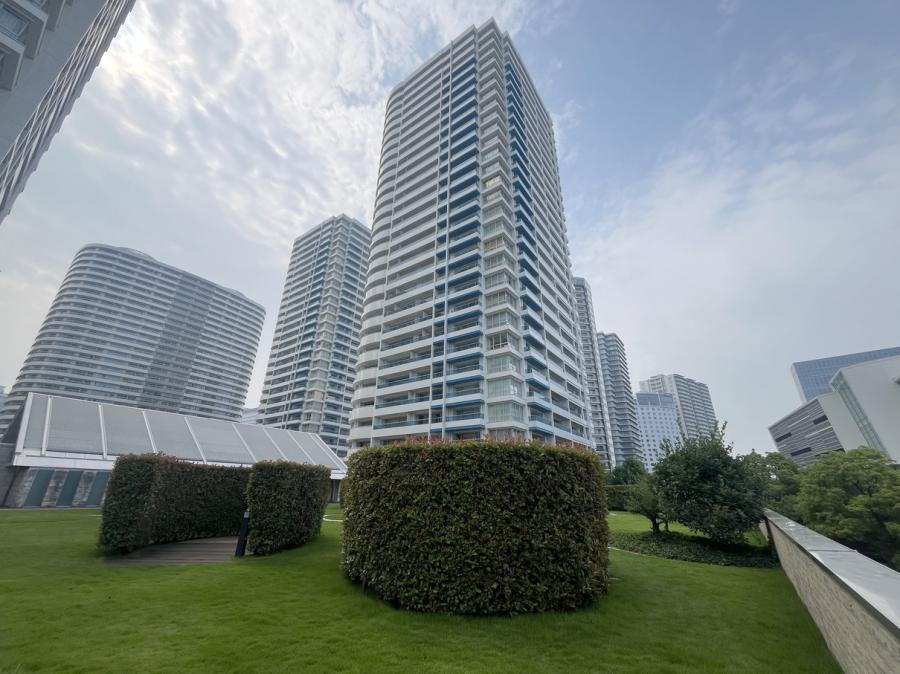 Ｍ．Ｍ．ＴＯＷＥＲＳ　　ｔ　ｈｅ　　ＥＡＳＴ