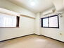 ライオンズガーデン京王南大沢 居室にはクローゼットを完備し、自由度の高い家具の配置が叶うシンプルな空間です。お子様の成長と共に必要になる子供部屋にぴったりの間取りですね。