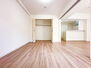 ルイシャトレ多摩永山弐番館 リビング隣の約6帖の居室。ホワイトベースの居室は、飽きが来ず家具やレイアウトが映えるお部屋です。2024/4/7撮影