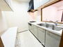 クリオ新横浜　弐番館 対面式のキッチンには収納棚もあり家事動線がしっかりとれています。