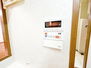 クリオ新横浜　弐番館 浴室とキッチンにリモコンがついています。キッチンにある給湯リモコンでは、家事をしながらでもボタン一つで簡単にお湯はりが出来ます。