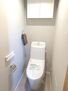 エール文京 清潔で快適な温水洗浄機能付トイレです。上には吊り棚を設置しており、日用品を収納できます。 
