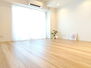 プランヴェール新川崎 白と木目を基調とした暖かみのある明るいお部屋です。どんな家具とも合わせられます。 