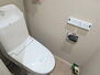 サンシュウ大山コーポ 清潔で快適な温水洗浄機能付トイレです。シンプルで使い勝手がよく、お掃除も楽チンです。 