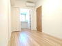 フェイムフロンテージ高田馬場 白と木目を基調とした暖かみのある明るいお部屋です。どんな家具とも合わせられます。 