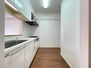 キングマンションフォルターナ鴫野 ホワイトのキッチンは清潔感あふれる爽やかな空間！