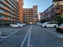 エメラルドマンション鶴見緑地 ゆったりとした敷地内駐車場で駐車もらくらく！