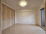 三国駅前アーバンコンフォート 洋室5．6帖：充分な収納スペースを確保しました！お部屋に余計な家具を置く必要がなく、シンプルですっきりとした暮らしが実現できます！