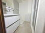 エバーグリーン門真 ホワイトカラーでコーディネートした洗面室は明るく清潔感のある空間ですよ！