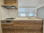 パークプラザ鶴見 暖かいイメージのウッド色キッチンは落ち着きがありますよね