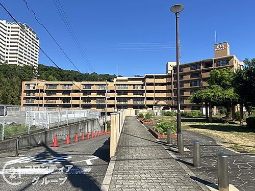 ダイアパレス名谷 中古マンション シンプルで洗練されたマンション外観は、住む人のセンスを引き立て、落ち着いた雰囲気を提供します。都会的なデザインが魅力で、住む人に誇りを与える空間です