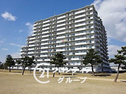 マリンパレス明石　中古マンション シンプルながらも存在感のあるマンション外観は、住む人を魅了し、日常に特別な時間をもたらします。都会的なデザインが魅力で、住む人に誇りを与える空間です