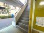 ジュネス馬込 共用部の階段です。明るく清潔に管理されています。