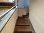 キャッスルマンション西新宿 共用部の階段です。明るく清潔に管理されています。