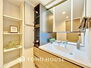 ファミール日本橋ブルークレール 「リフォーム済・洗面台」大きな鏡で朝の準備もばっちり。収納も多く、洗剤など日用品の保管にも便利です。