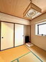 ホーユウパレス福島松川 リビング隣の和室。角部屋のため北側に窓があり明るいです。