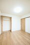 コープ野村川端町Ａ棟 洋室約5.8帖（2） ゆとりの広さのプライベートルームには、収納充実のクローゼットが。