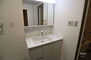 ユーハウス第２守山 洗面室。鏡横の収納が豊富です。コンセントがあり、身支度に便利です。