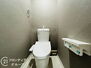 西宮ハウス　中古マンション 白を基調とした、清潔感のあるシンプルなデザインのトイレです。紙巻き器も2つあるので便利です